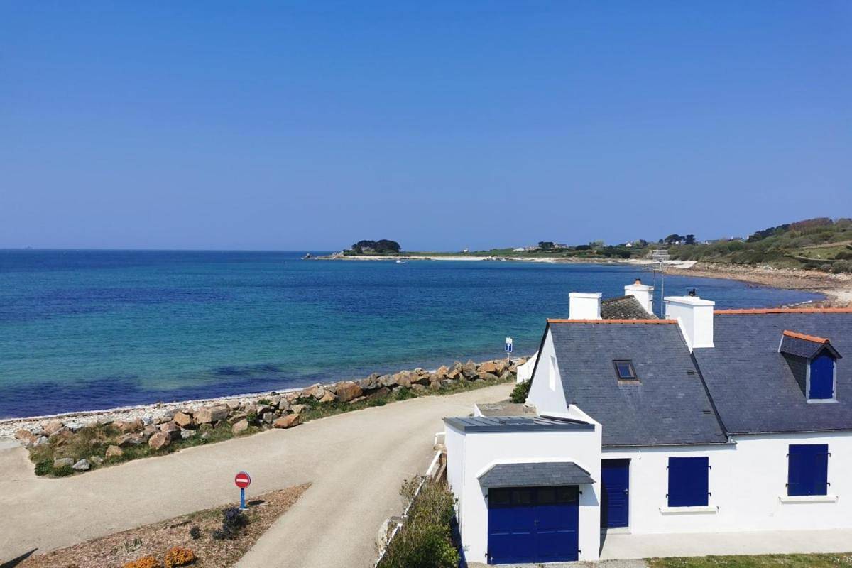 Abord- Vue sur mer, baie de Morlaix, grande maison, école de voile à 100m in Térénez, Plougasnou