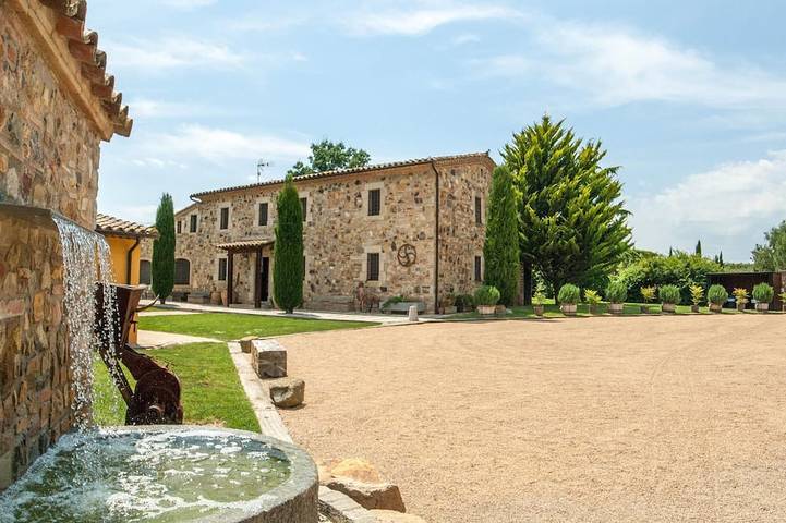 10 Habitaciones|33personas|Pista de Tennis, Campo de Fútbol, BBQ|45min de Bcn in Sils, Provincia de Gerona
