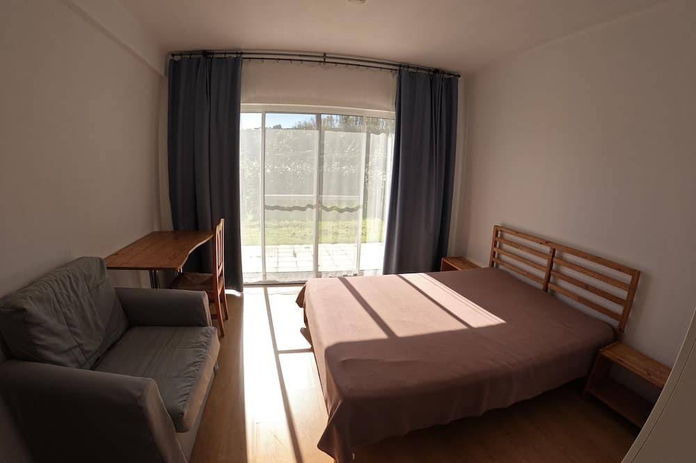 Apartamento entero, Apartamentopraiadoalmoxarife has a peaceful view over the fields and the ocean. in Faial