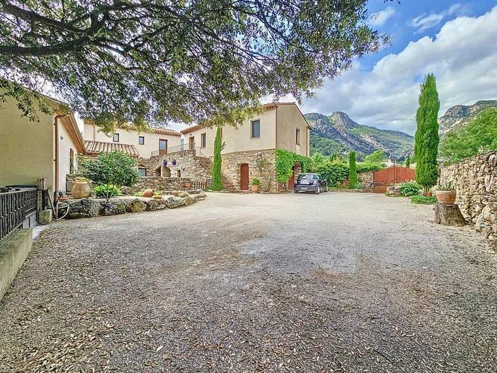 Location de vacances pour 6 personnes, avec Balcon et Jacuzzi ainsi que Terrasse et Vue à Colombières-sur-Orb