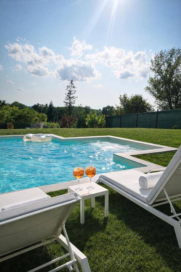 Gîte pour 2 personnes, avec vue ainsi que piscine et jardin à Govone