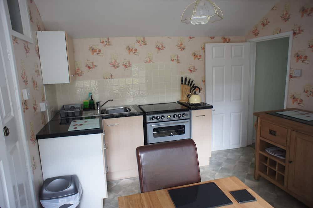 Seaside Cottage, Dogs Welcome - good walks, by beach & Snowdonia National Park in Llanfairfechan, Snowdonia