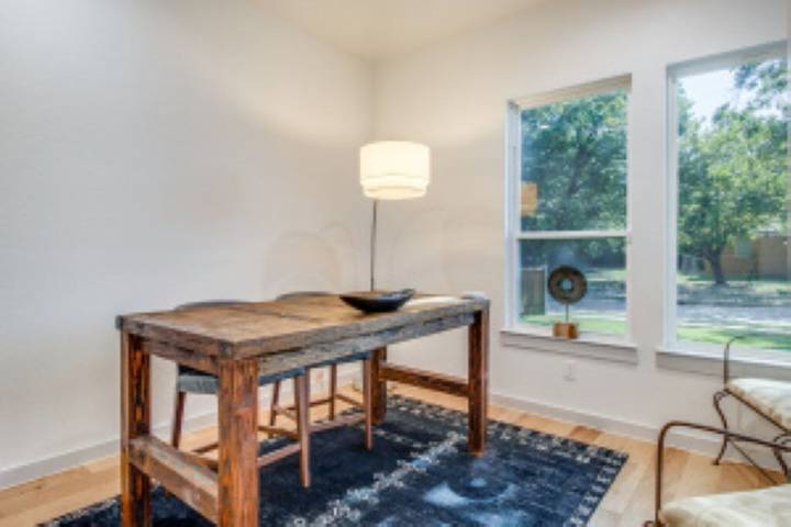 Vacation rental for 25 people, with yard, with pets in Dallas