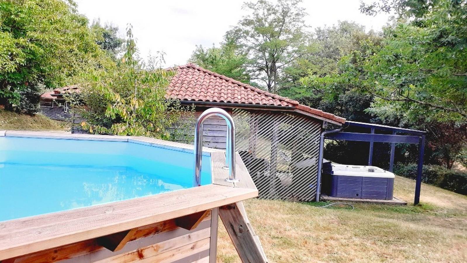 Chalet Cèdre - Piscine - Spa Jacuzzi privé : 32° à 36 ° en été in Peyrusse-Grande, Gers