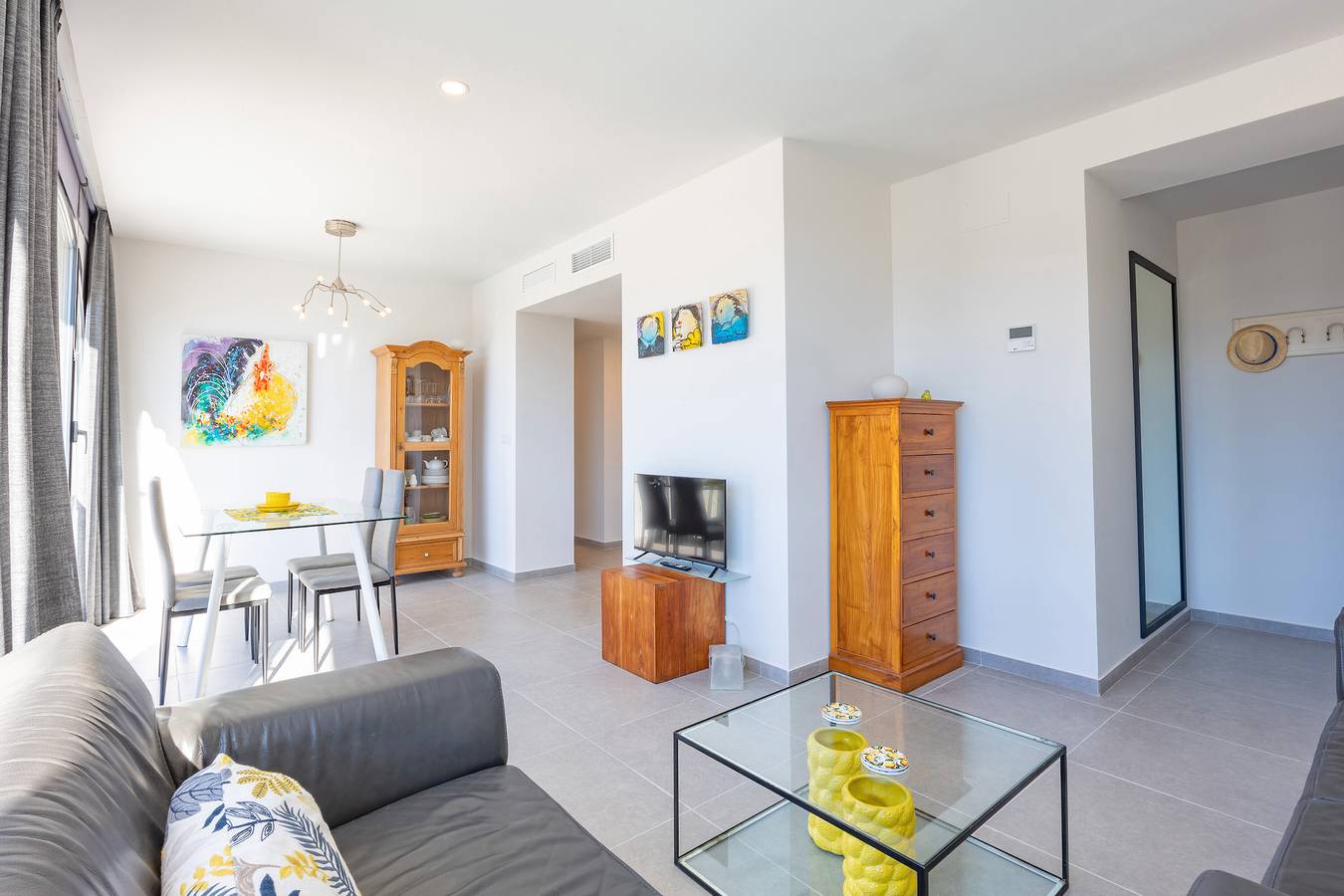 Apartamento entero, Apartamento 'Villa Hoy Limón' con vistas a la montaña, Wi-Fi y aire acondicionado in Aguas de Busot, Costa Blanca