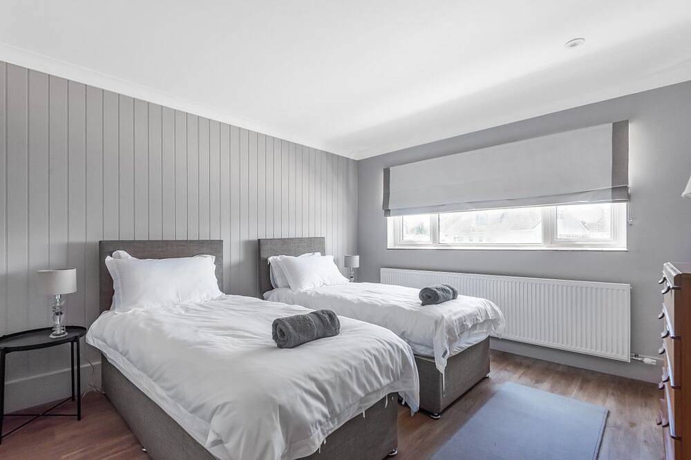 Sleeps 10 | Beach House 200m from Sea | Walk to East Wittering in West Wittering, West Sussex