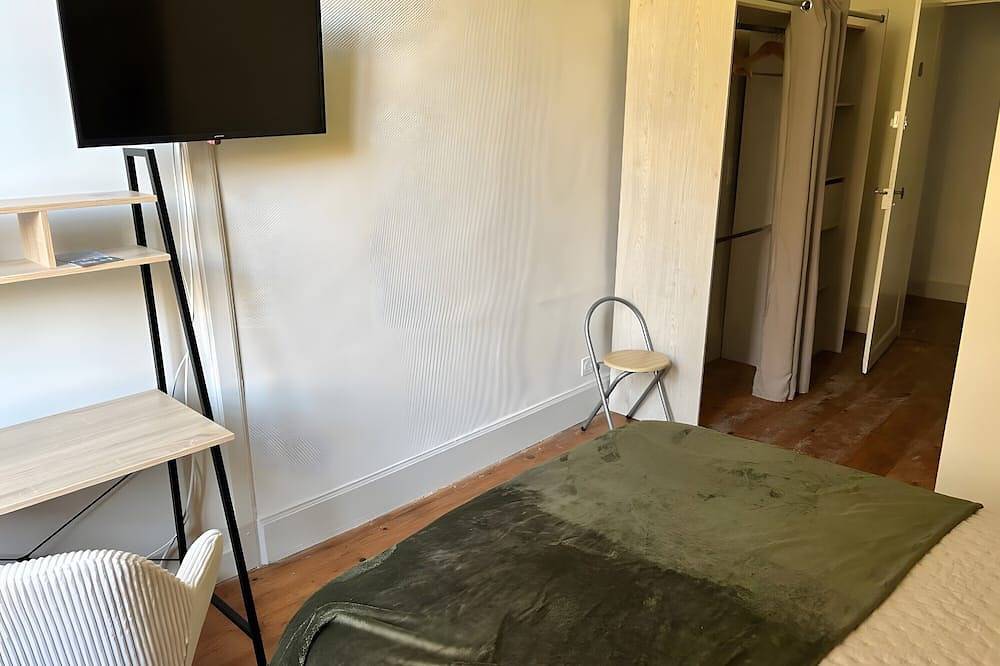 Entire apartment, Room \"Room 4\" with Shared Terrace, Communal Garden and Wi-Fi in Vic-en-Bigorre, Hautes-Pyrénées