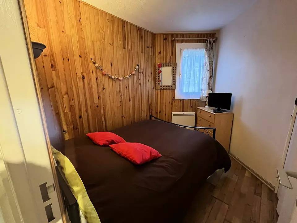 Entire apartment, T2/cabine 4 people with views of the lake and mountains in Les Angles, Prades region