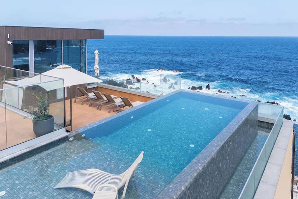 Elegant Waterfront Studio Perfect for Sunsets and Near Coastal Hiking Trails in Porto Moniz, Madeira