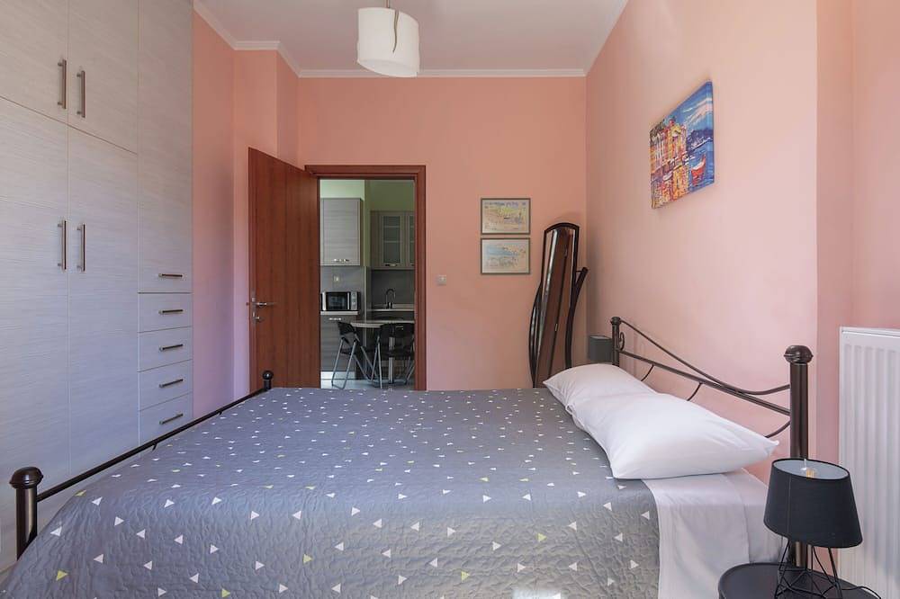 Ganze Wohnung, Familienhaus mit sonnigem Gartenblick in Aria, Nafplio