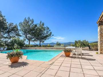 Location de vacances pour 6 personnes, avec balcon et piscine à Solliès-Ville