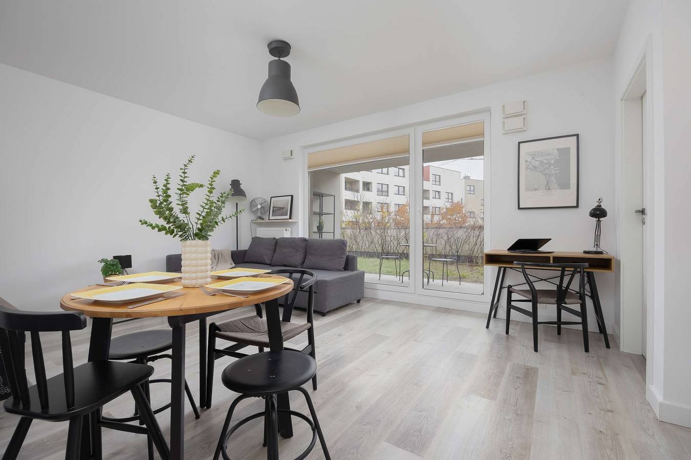 Ganze Wohnung, Cozy Apartment with Garden | Parking | Work Space in Targówek, Warschau