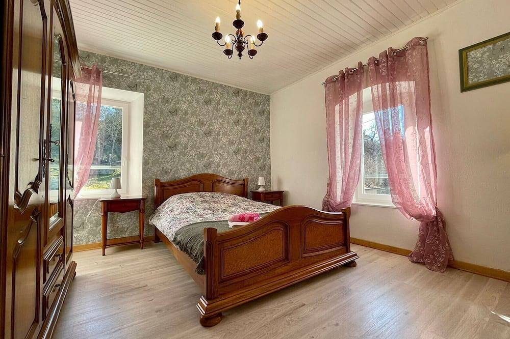 Gîte chaleureux avec cheminée près du Puy-en-Velay, idéal pour familles et séjours professionnels in Saint-Germain-Laprade, Haute-Loire