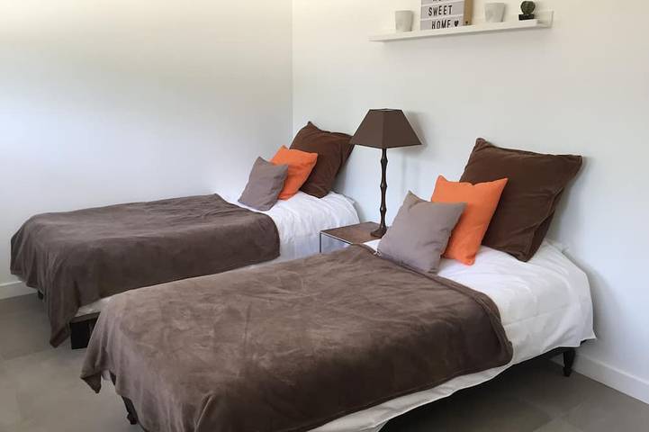 Location de vacances pour 14 personnes, avec terrasse et jardin dans Port de Gourmalon - 4