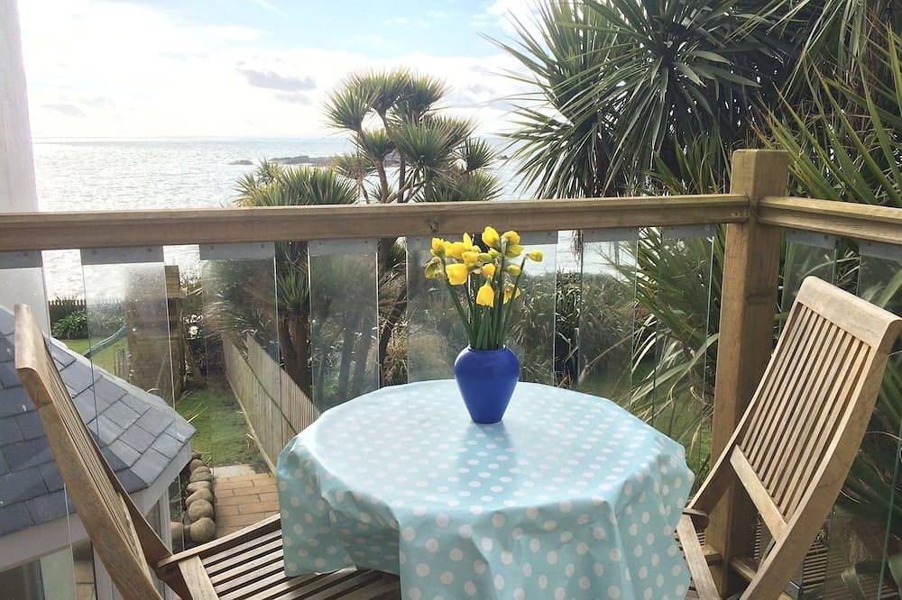 Entire apartment, Romantic Luxury Apartment With Stunning Sea View In Mousehole, Wifi, Nespresso! in Mousehole, Cornwall