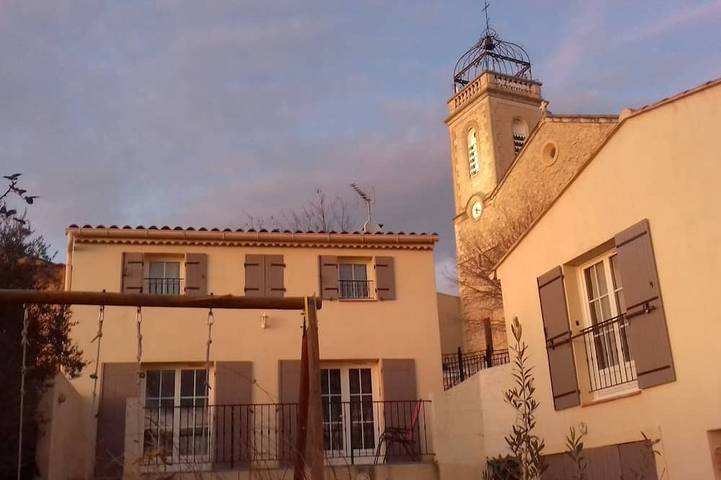 Location de vacances pour 4 personnes, avec balcon et jardin à Puyloubier