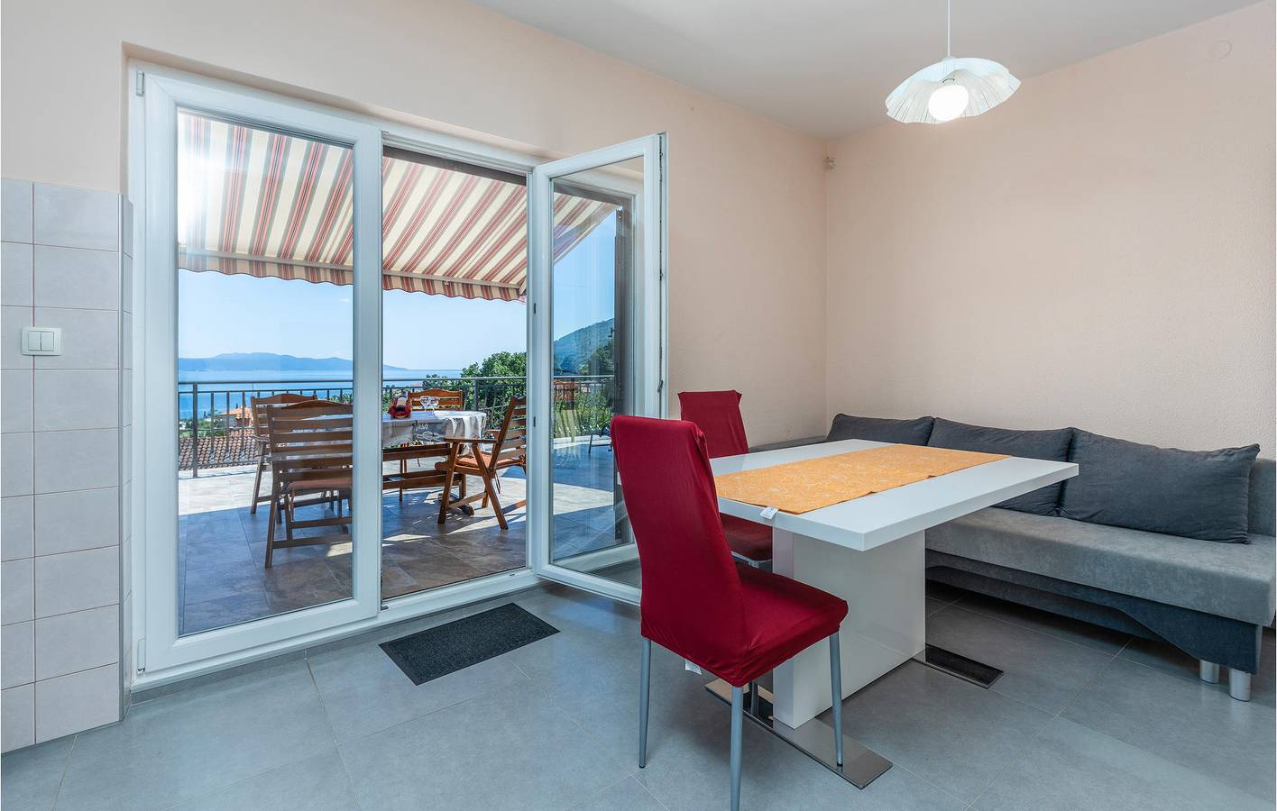 Ganze Ferienwohnung, Gemütliche Unterkunft, 2 km vom Hundestrand entfernt: WLAN, Klimaanlage, Terrasse und Parkplatz inklusive in Ika, Opatija Riviera