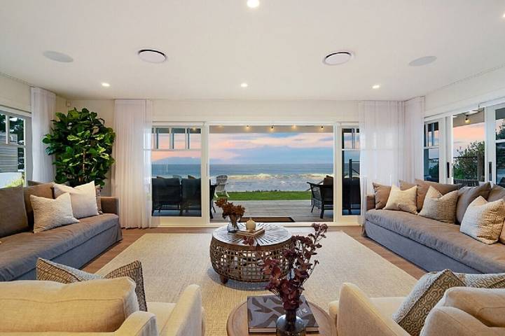 Holiday home for 12 people, with terrace and garden as well as hot tub in Central Coast (NSW)