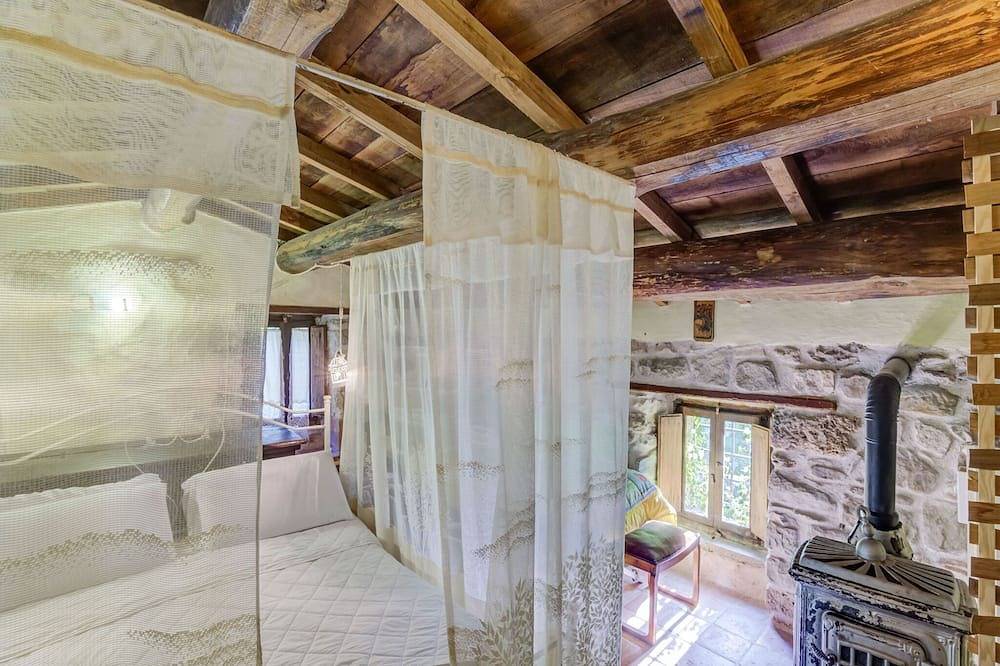 Cottage in Forcella near Waterfall & Lake in Roccafluvione, Monti Sibillini National Park