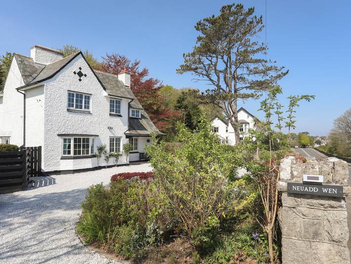 Neuadd Wen in Benllech, Isle of Anglesey