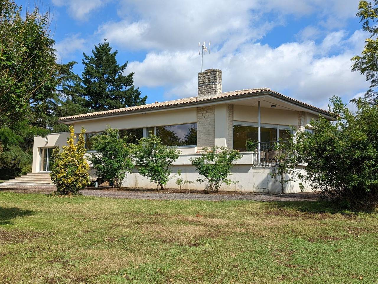 Hermosa casa con spa privado, jardín, se permiten mascotas y Wi-Fi in Agris, Charente