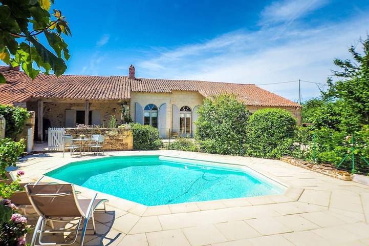 Location de vacances pour 8 personnes, avec terrasse ainsi que jardin et piscine à Saint-Laurent-de-la-Salle