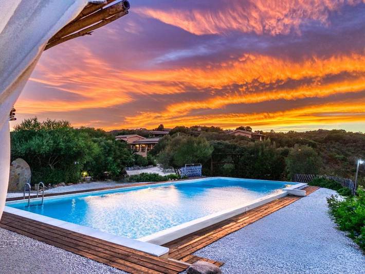 Bungalow per 4 persone, con Terrazza e Giardino nonché Piscina e Panorama ad Olbia