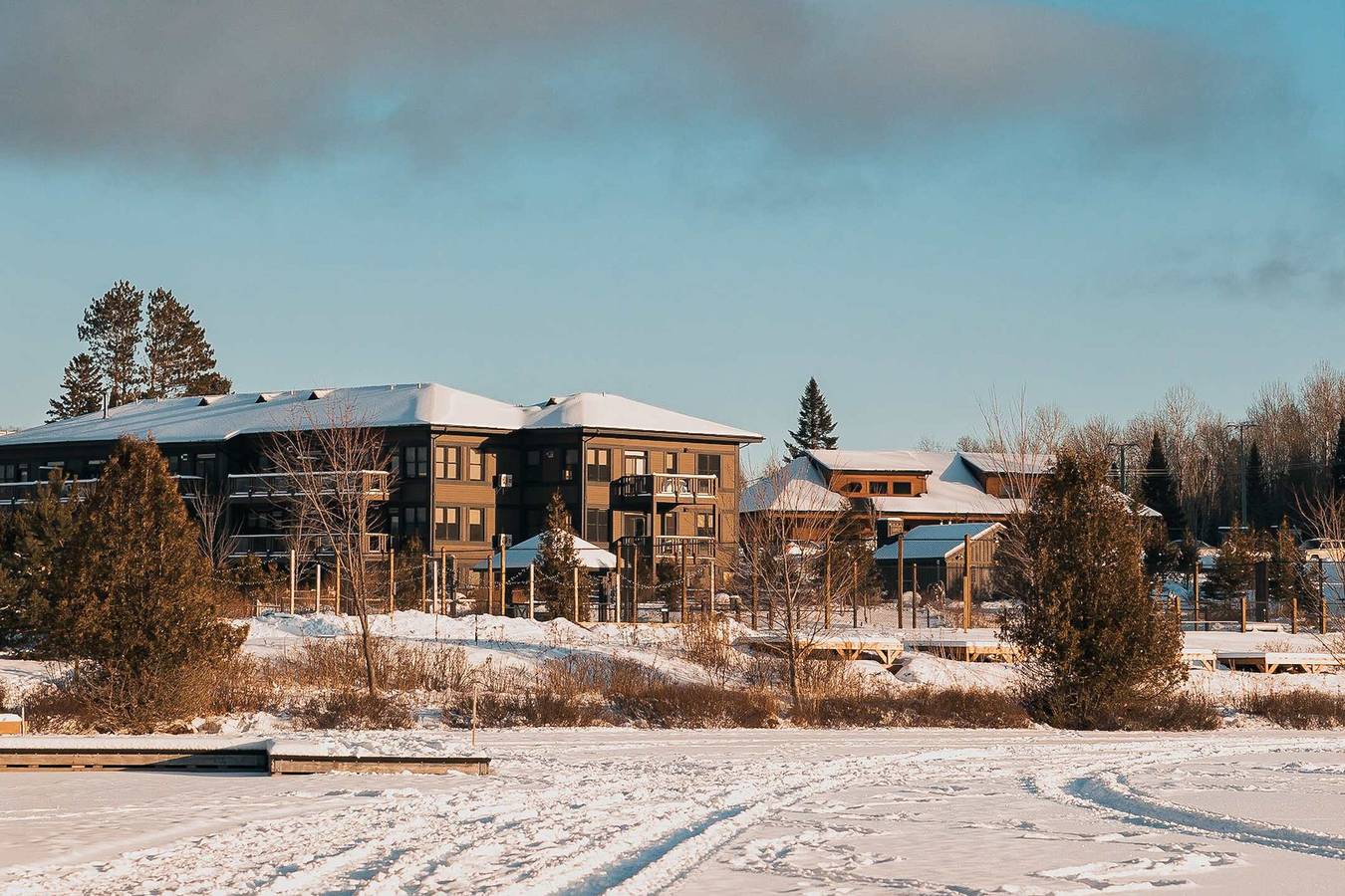 Apartamento entero, Lakefront Mountain View - 3 Bedrooms Resort Suite in Lac-Supérieur, Quebec