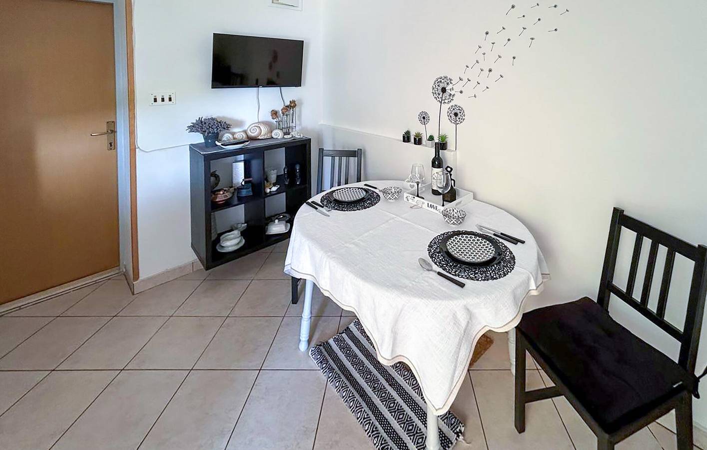 Ganze Ferienwohnung, Gemütliche Ferienwohnung mit Terrasse, WLAN und Parkplatz, 900 m vom Strand entfernt in Jesenice, Split-Dalmatien