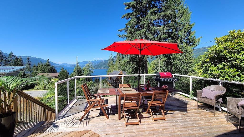 West Coast Getaway with amazing lnlet views in Sechelt, Sunshine Coast Regional District