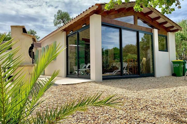 Location de vacances pour 8 personnes, avec terrasse et jardin dans Plage des Sables-Vignier