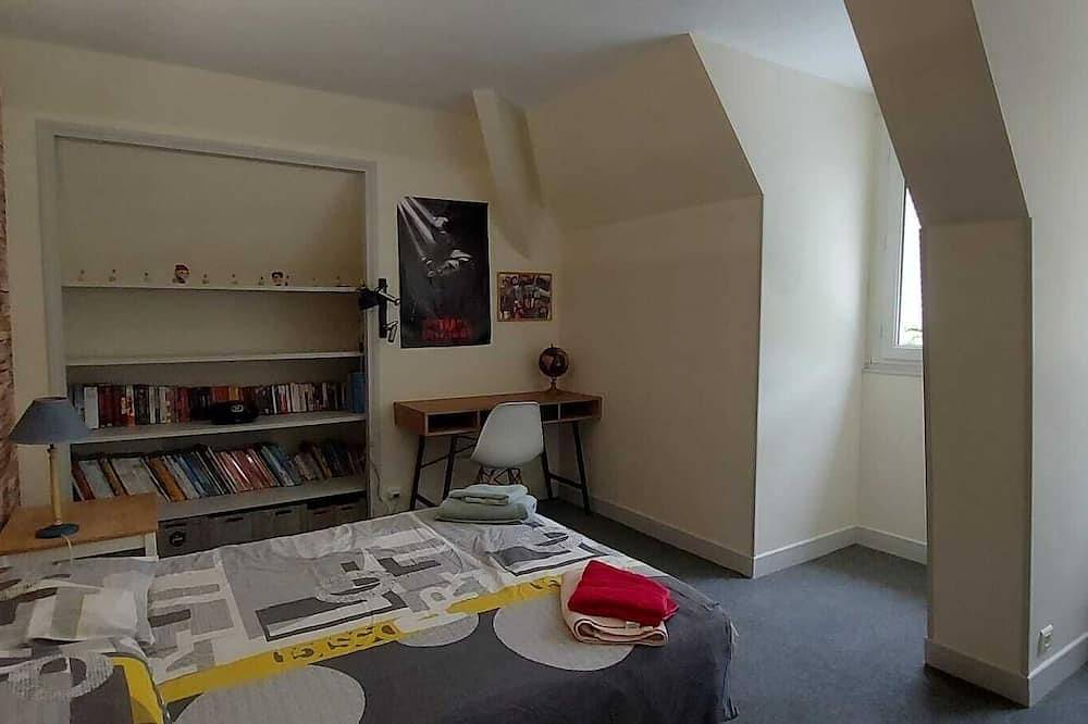 Jurançon- Loue villa with pool overlooking the Pyrenees 12/14 pers. in Jurançon, Béarn
