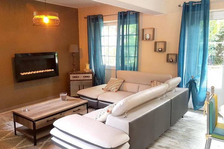 Location de vacances pour 7 personnes, avec terrasse ainsi que jardin et piscine, animaux acceptés à Aspin-en-Lavedan - 2