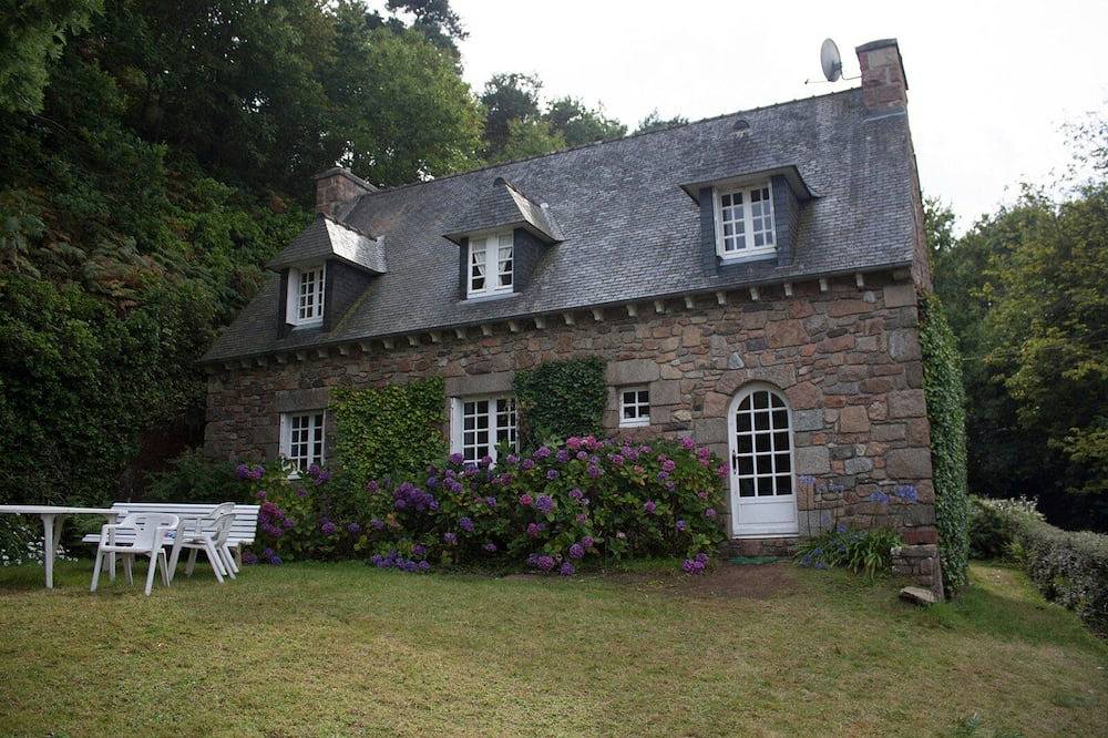 Ganze Wohnung, Family home with sea view: garden & beach nearby in Ploubazlanec, Côte de Goëlo