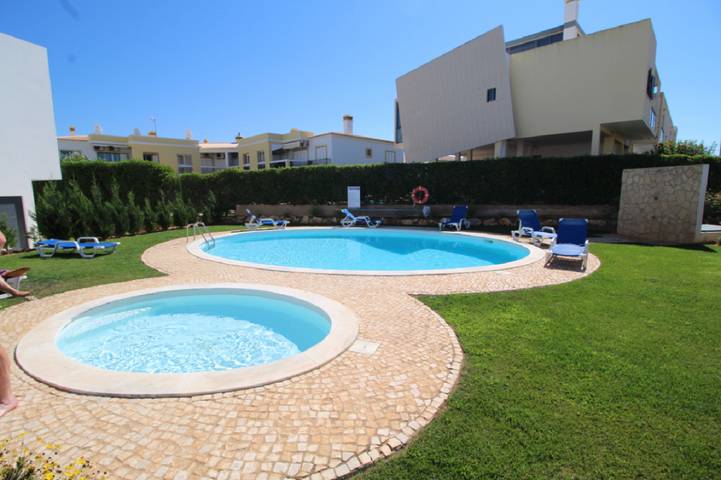 Casa de férias para 6 pessoas, com jardim e piscina infantil e ainda terraço em Alvor
