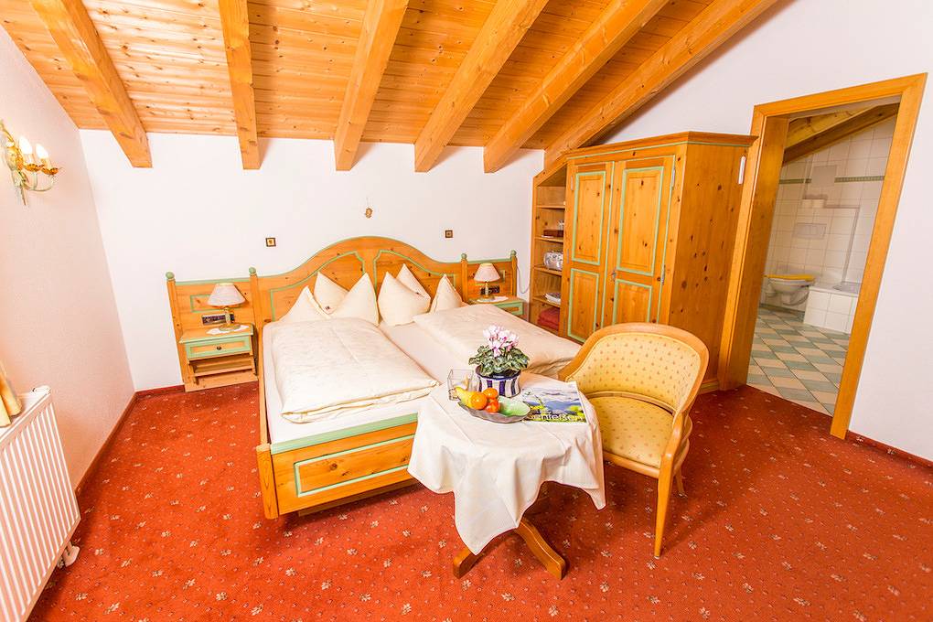 Doppelzimmer mit Bergblick im Gästehaus Büchele Kleinwalsertal in Hirschegg Kleinwalsertal, Mittelberg
