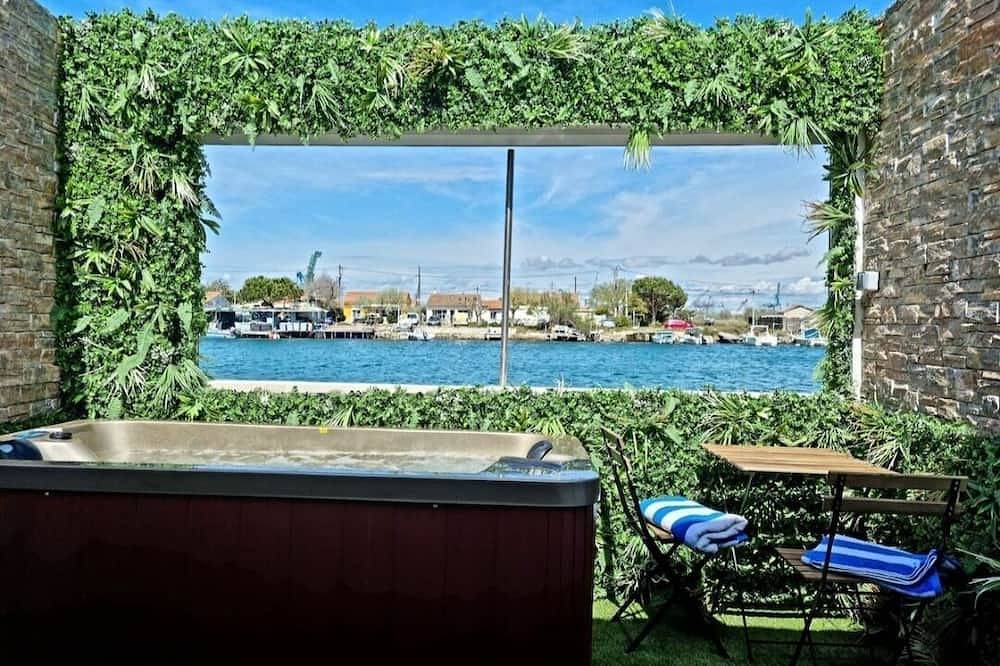 Entire apartment, Private Jacuzzi with sea view - quiet, cosy suite in Port-Saint-Louis-du-Rhône, Arles region