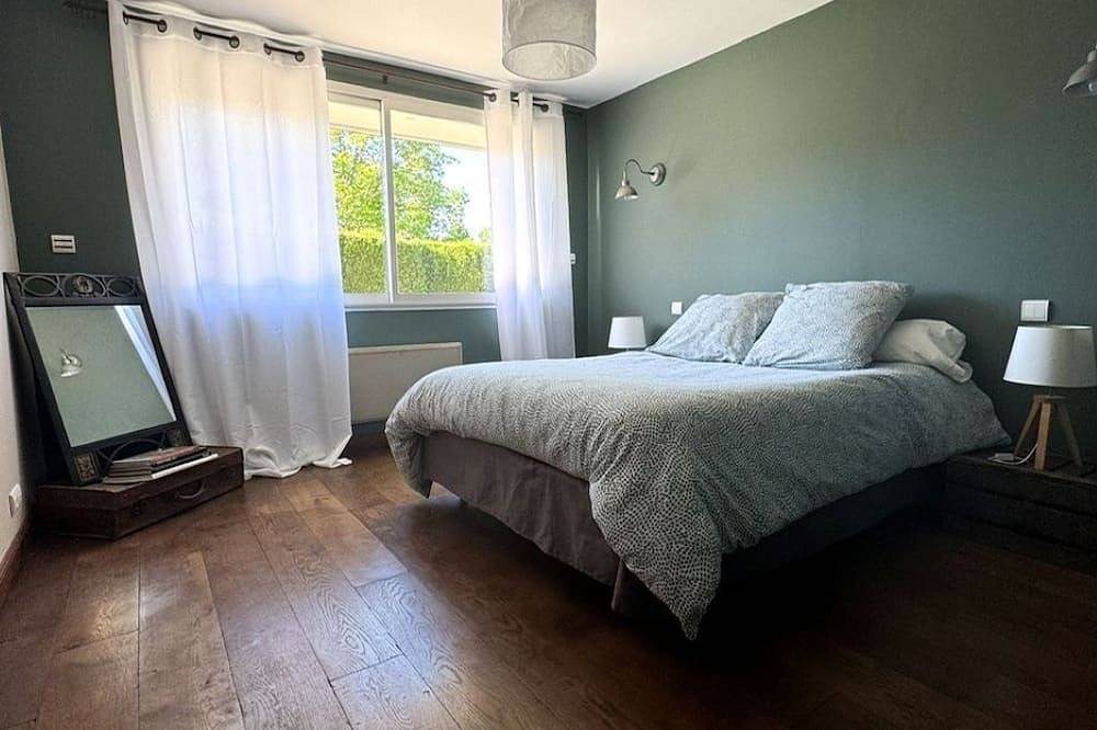 Entire apartment, Character apartment in Millau Creissels overlooking the Viaduct in Creissels, Parc naturel régional des Grands Causses