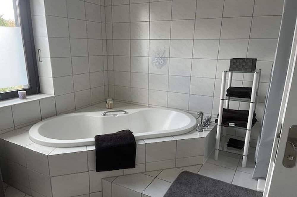 Ganze Wohnung, Geräumige Wohnung in zentraler Lage direkt an dem Fluss Niers und Park gelegen in Mönchengladbach, Niederrhein