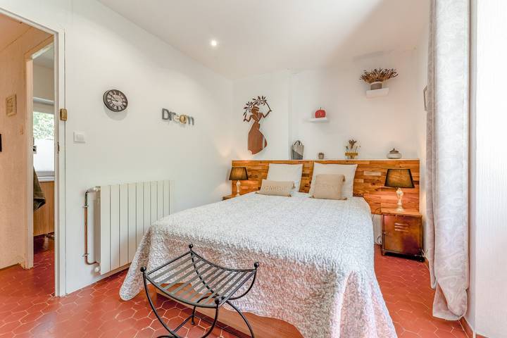 Guest Room "Aux Portes Des Alpilles" with Shared Pool, Wi-Fi, and Air Conditioning in Saint-Martin-de-Crau, Mediterranean Coast (France)