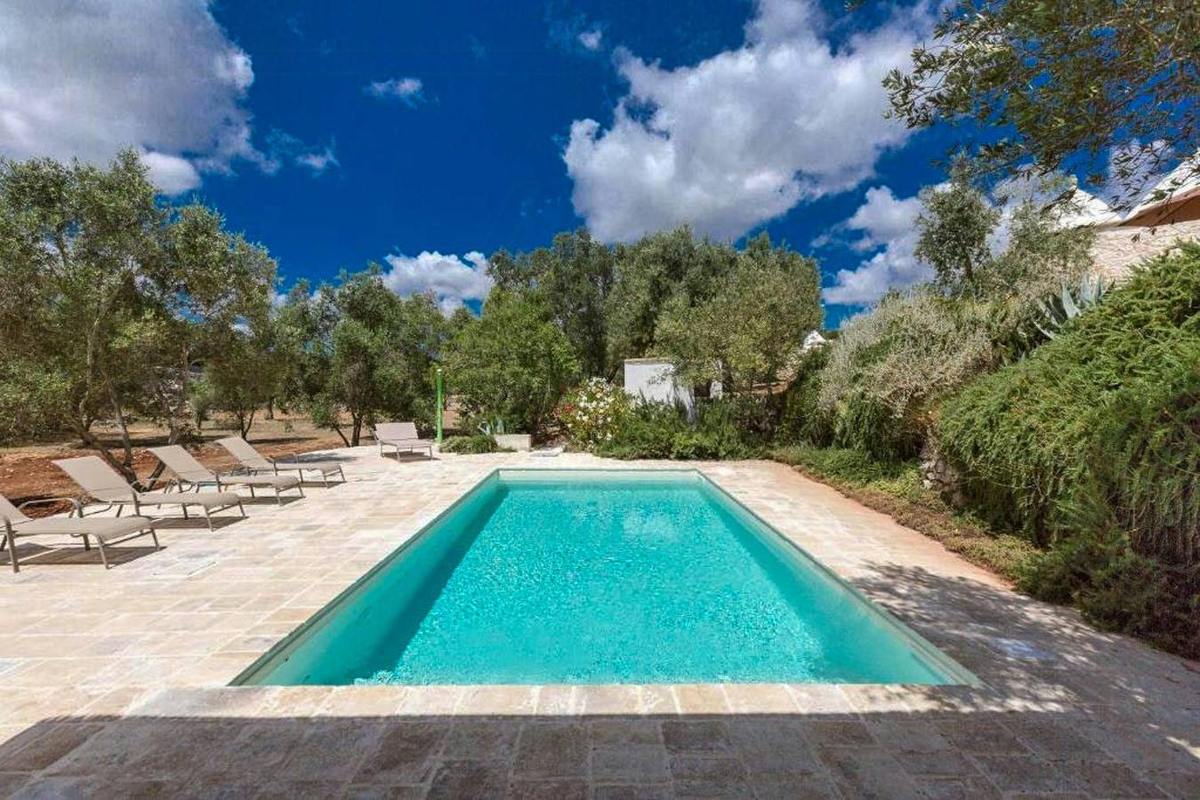 Trullo mit privatem Pool zwischen Olivenbäumen in Ostuni in Ostuni, Salento