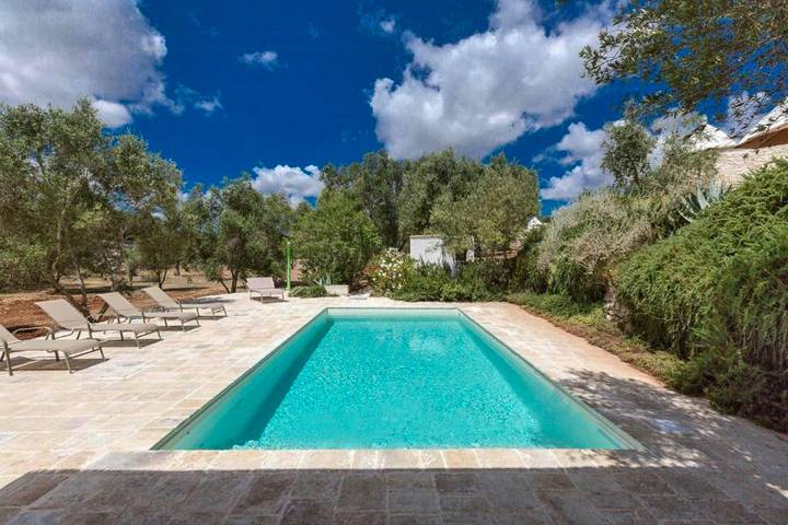 Trullo mit privatem Pool zwischen Olivenbäumen in Ostuni in Ostuni, Salento