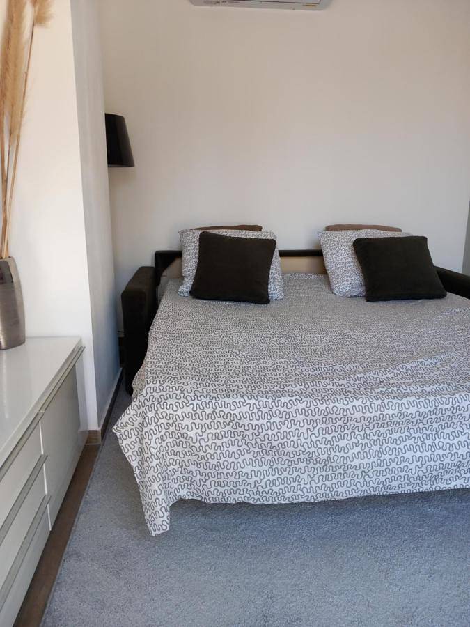 Appartement entier, Two-Bedroom Apartment in Miramas, Côte méditerranéenne (France)