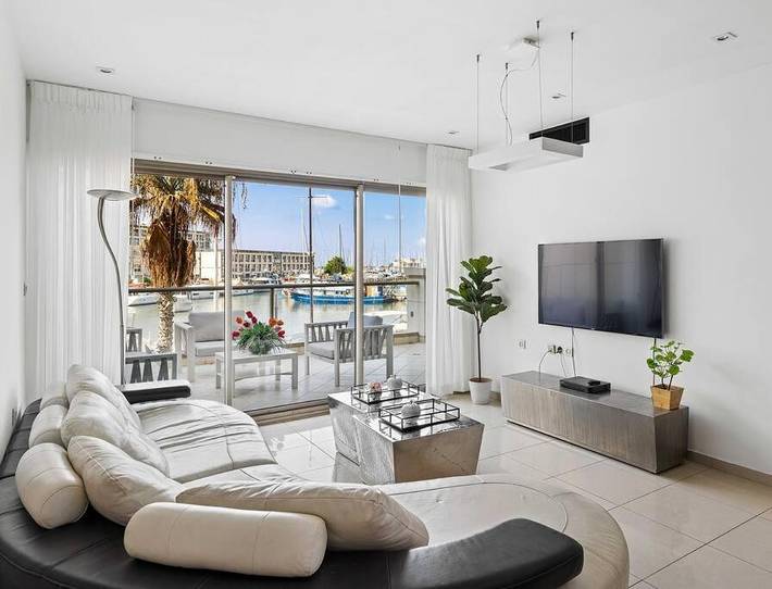 Appartement de vacances pour 4 personnes, avec piscine ainsi que jacuzzi et terrasse