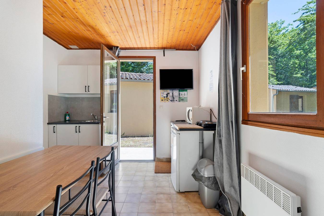 Maison de vacances « 2 personnes » avec piscine partagée in Calviac-en-Périgord, Périgord Noir