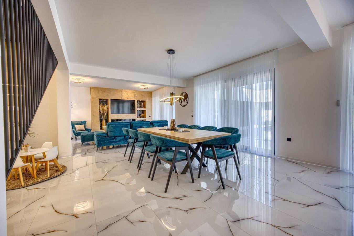 Crowonder Villa Elena with Two Swimming Pools and Sauna in Petrčane, Région de Zadar