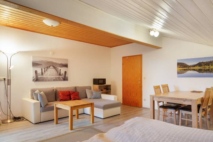 Ferienwohnung für 4 Personen, mit Balkon und Sauna sowie Seeblick in Niederbayern