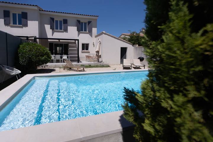 Location de vacances pour 4 personnes, avec piscine ainsi que jardin et terrasse, animaux acceptés à L'Isle-sur-la-Sorgue