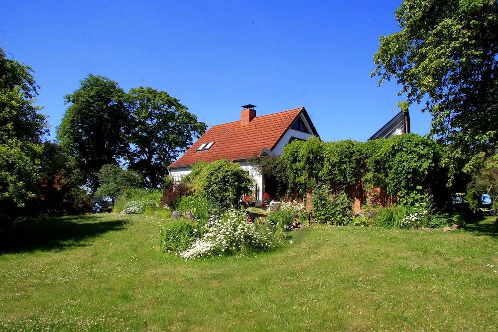 Schönes Haus und schöner Garten mit Trampolin in Krakow am See, Mecklenburgische Seenplatte