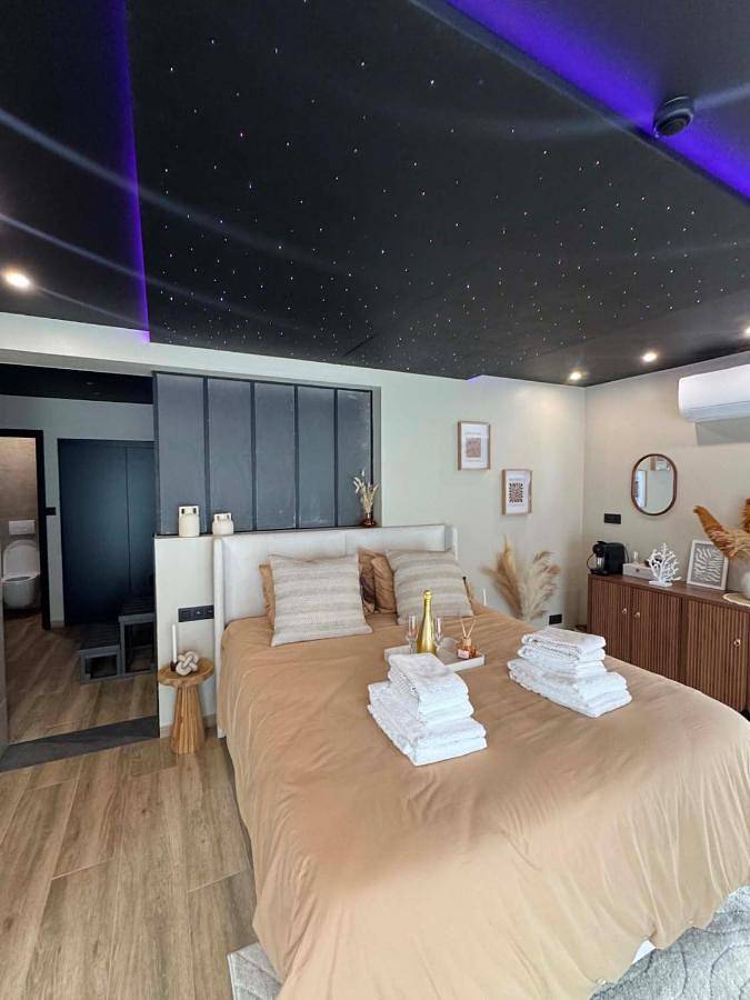 Chambre d’hôte pour 2 personnes, avec Jacuzzi ainsi que Terrasse et Sauna à Couvin